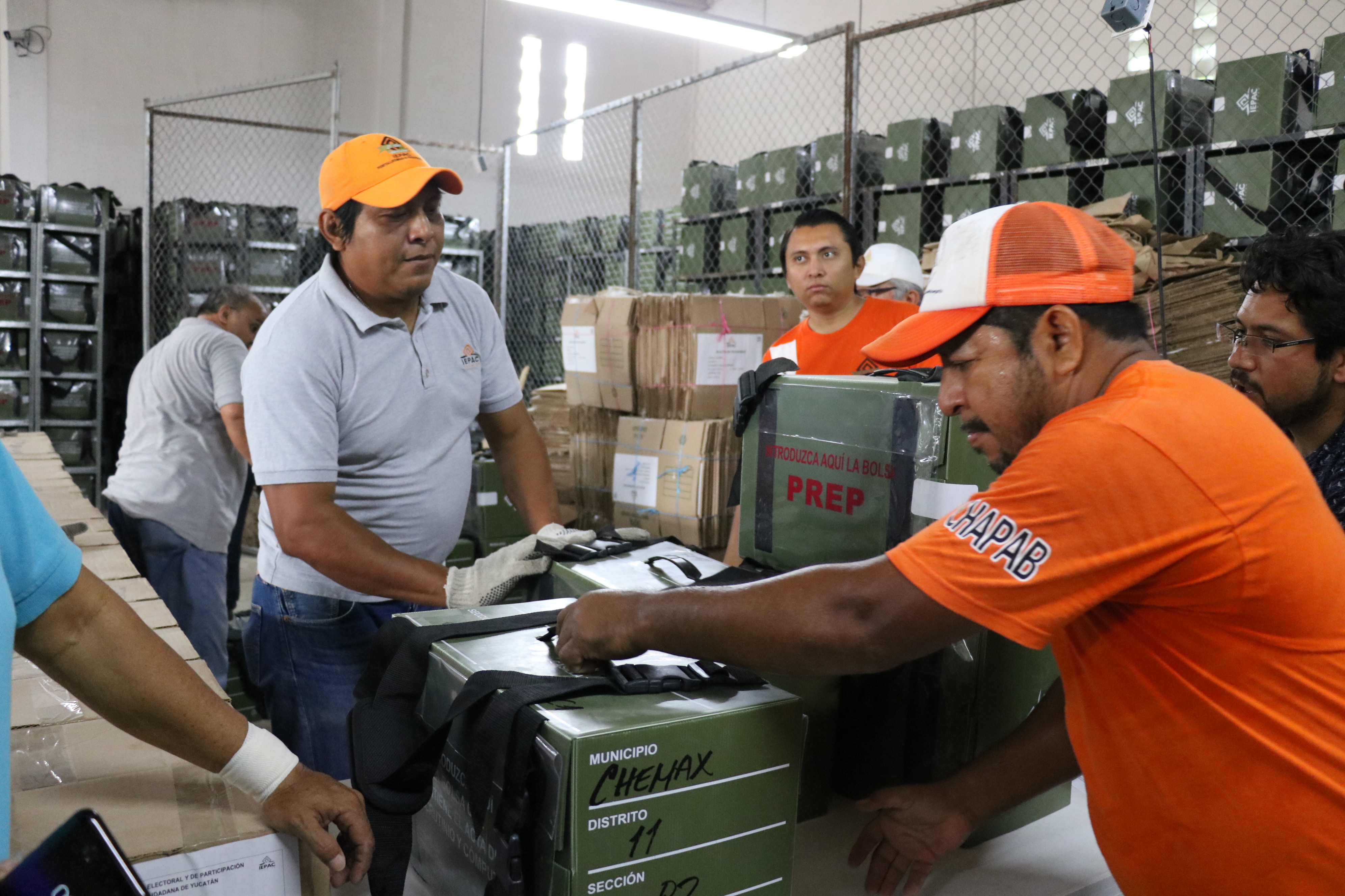 Dan banderazo de salida a paquetes electorales