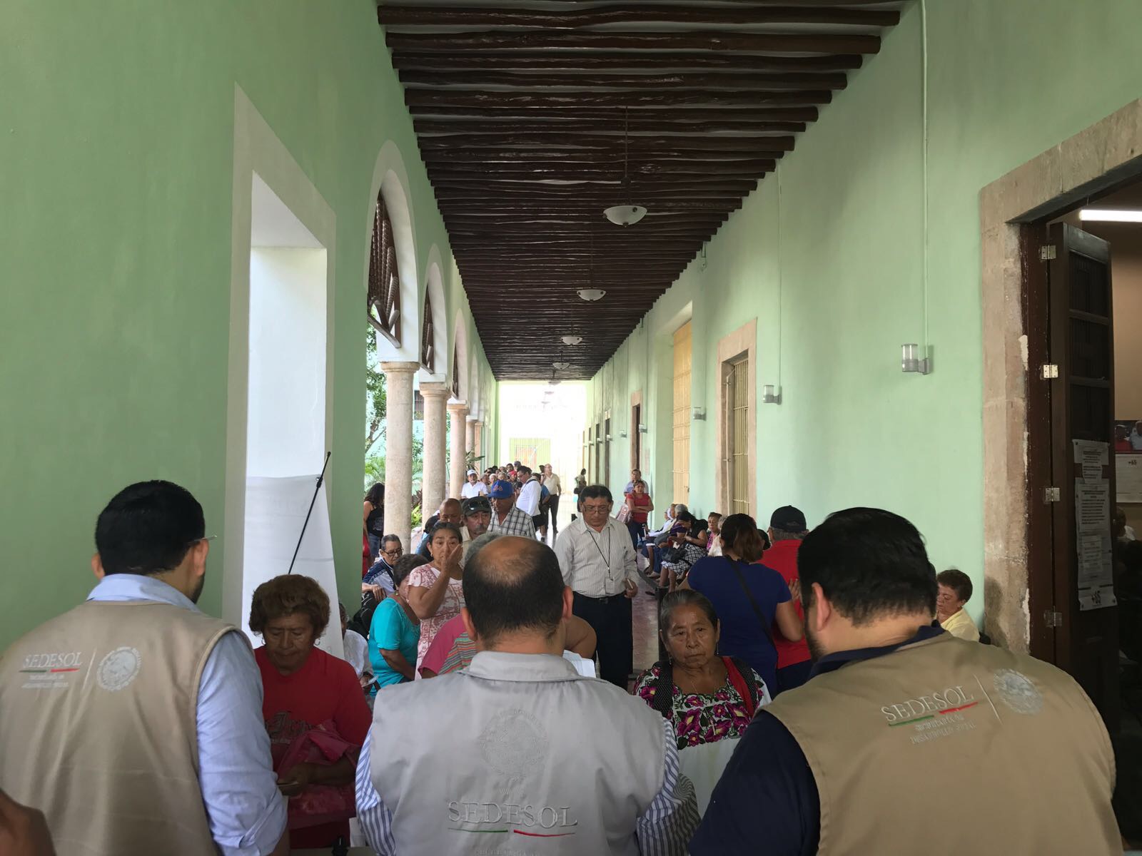 SE ATIENDE A BENEFICIARIOS DEL PROGRAMA “PENSIÓN PARA ADULTOS MAYORES” QUE RECIBEN SU APOYO CON TARJETAS BANCARIAS