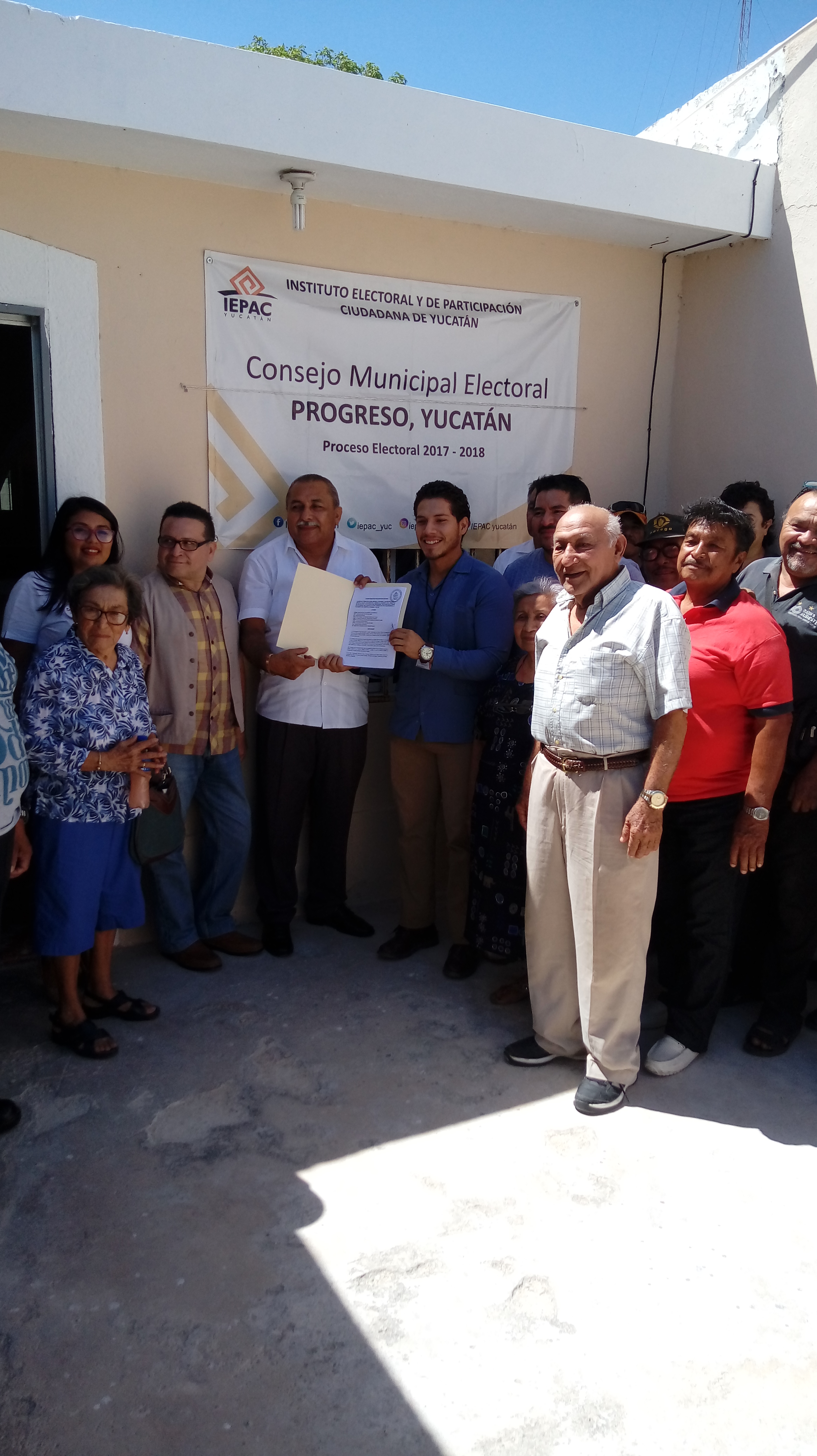 LEANDRO RAÚL ALVARADO NAAL RECIBE CONSTANCIA COMO CANDIDATO A LA ALCALDÍA DE PROGRESO POR LA COALICIÓN “JUNTOS HAREMOS HISTORIA” 