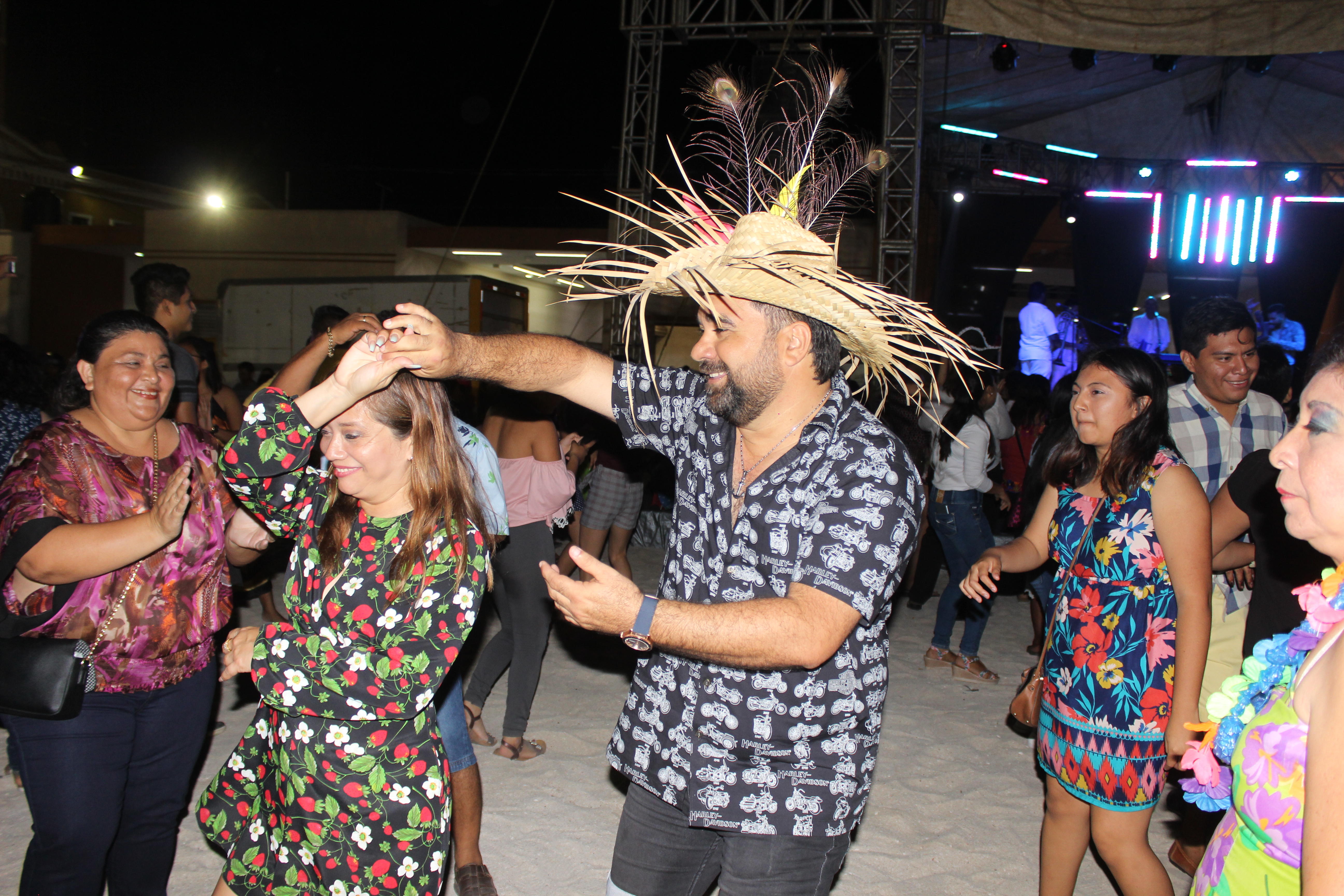 Ricky Thyam y su show cubano ponen a bailar a Motul