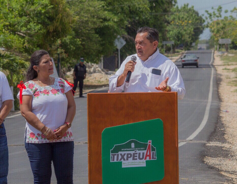 Entrega Gerardo Concha Navarrete carretera rehabilitada a vecinos de Sahé, Tixpéual