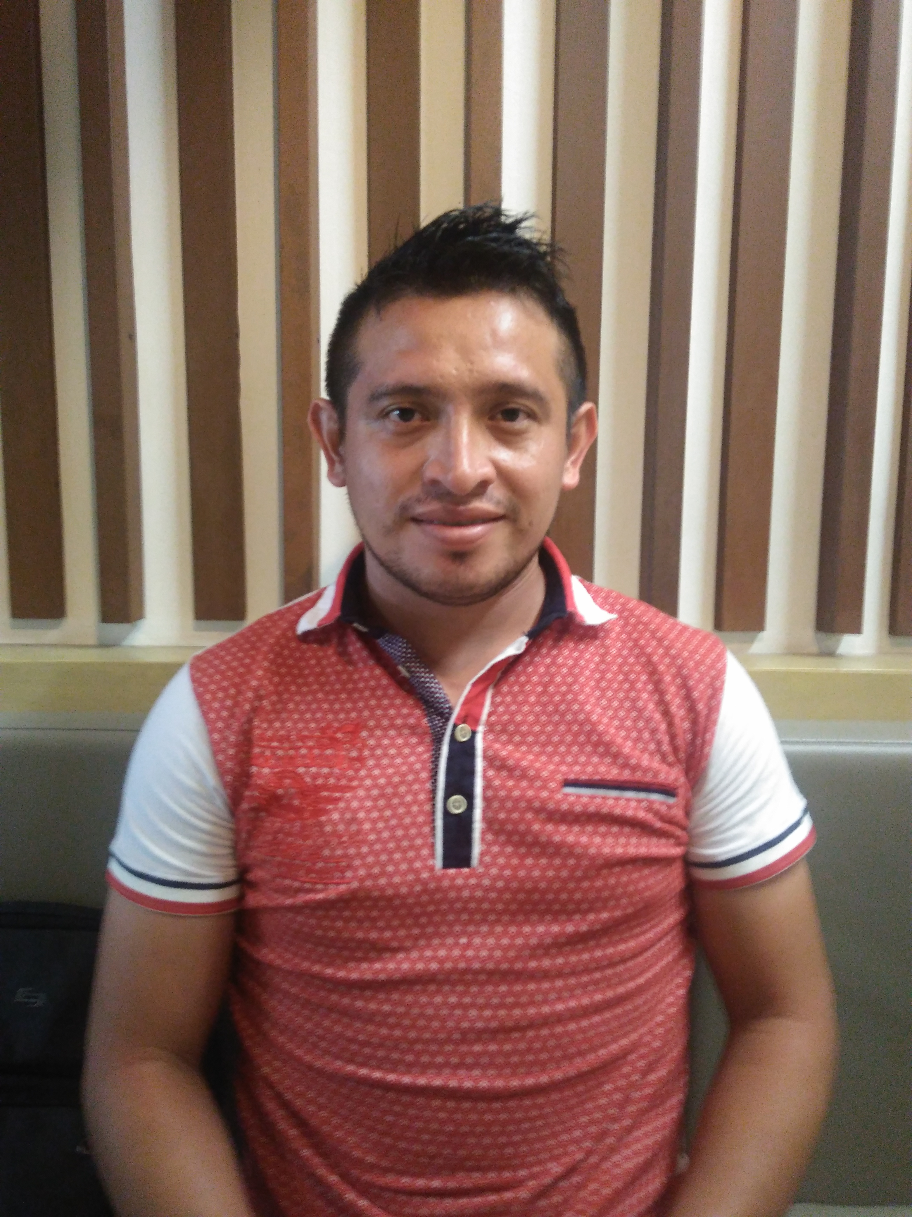 HAY QUE PRESERVAR EL ESTILO TRADICIONAL DE LA GUAYABERA DICE MELCHOR UICAB, FABRICANTE DE ESTA PRENDA.