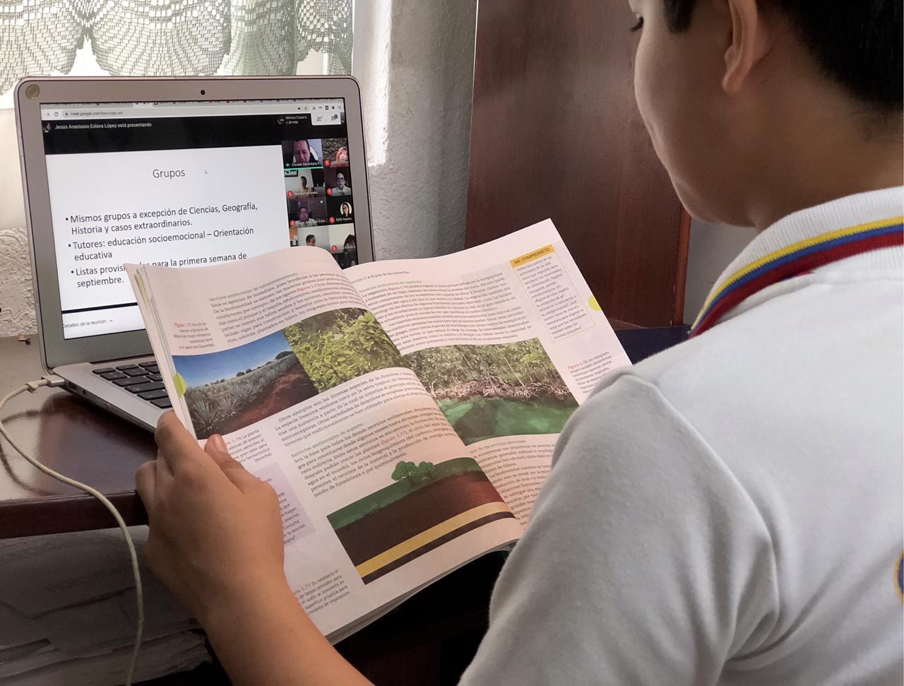 Usar silla cómoda para evitar problemas de postura y no pasar largos periodos frente a la pantalla en regreso a clases en línea 