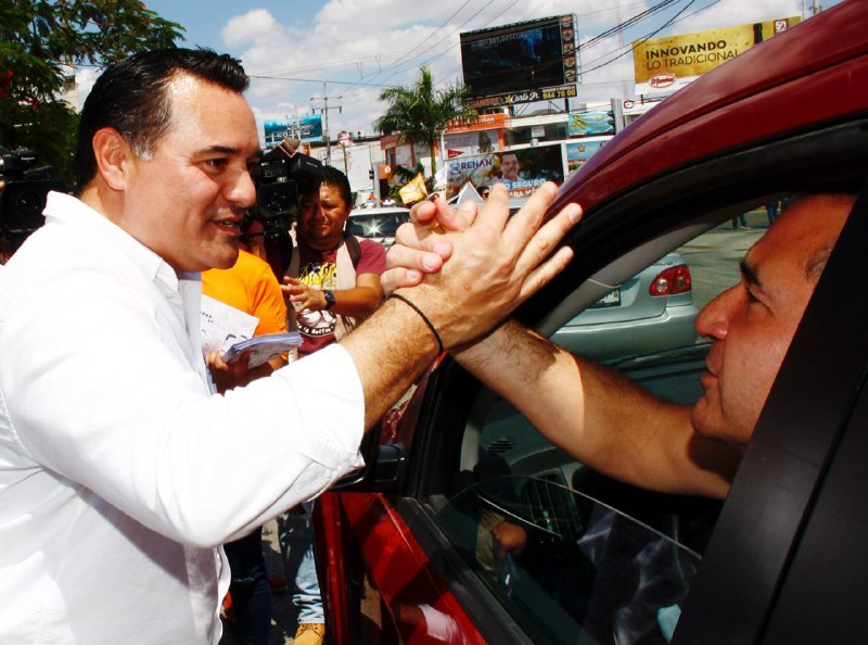  Ciudadanos conceden apoyo y muestras de afecto a Renán Barrera Concha, candidato común PAN-Movimiento Ciudadano